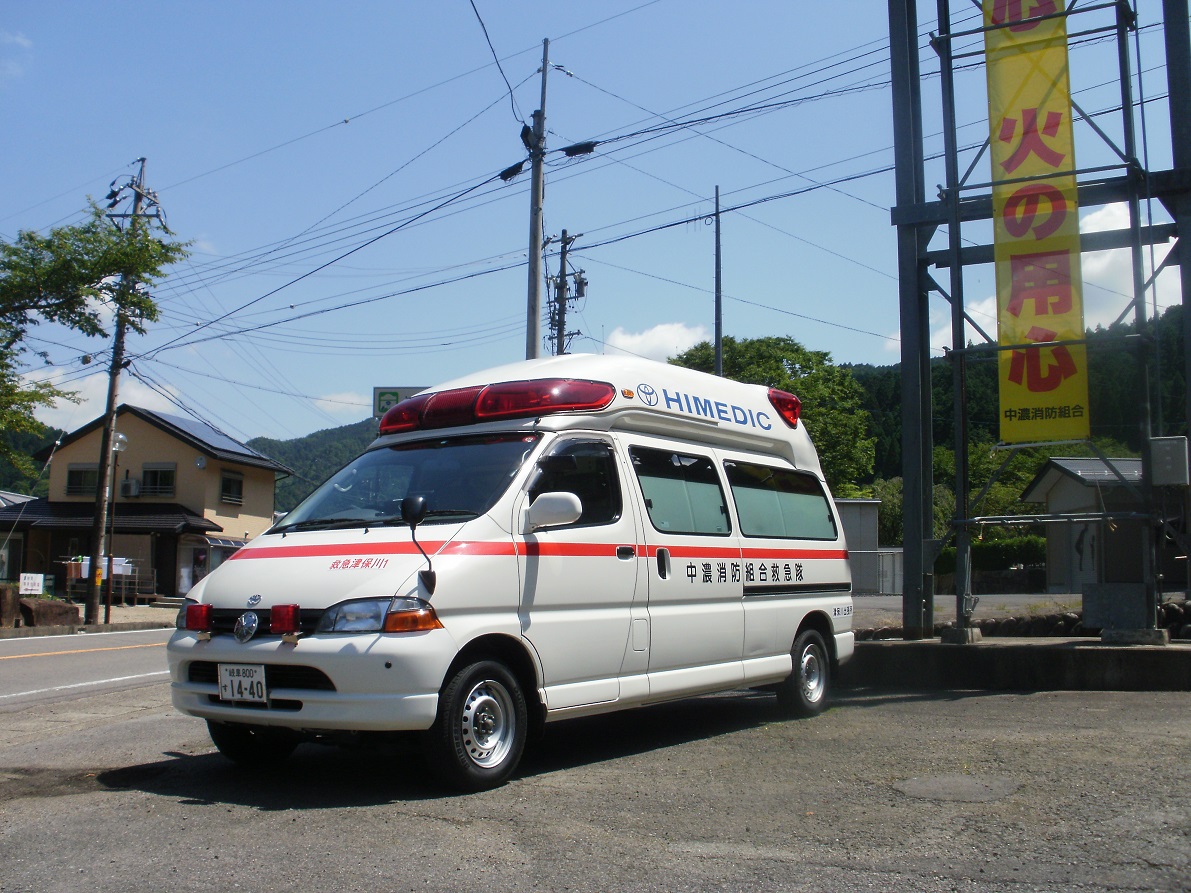 津保川　救急車